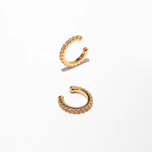 Détails des boucles d'oreilles plaquées or avec zircons et sertissage micro-pavé