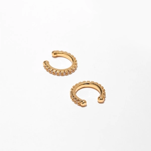Détail de clips d'oreille dorés sertis de zircons avec un design multicouche en C