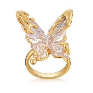Künstlerischer goldener Schmetterlingsring mit fließenden Metallflügeln und Harz