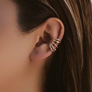 Élégante manchette d'oreille dorée à quatre couches avec motif treillis et zircons