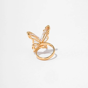Eleganter goldener Schmetterlingsring mit Kristallflügeln in minimalistischer 45-Grad-Ansicht