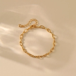 Detailansicht eines 18K vergoldeten Gliederkettenarmbands mit sicherem Karabinerverschluss