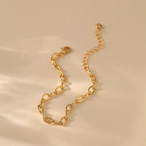 Makroaufnahme eines 18K vergoldeten Gliederarmbands mit ovalen Ringen und Karabinerverschluss
