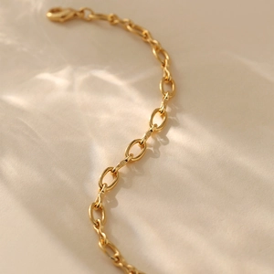 Nahaufnahme von 18K vergoldetem Gliederkettenarmband mit sicherem Karabinerverschluss