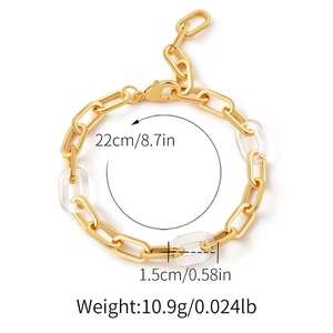 Détail du bracelet chaîne plaqué or 18 carats avec maillons en résine transparente