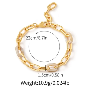 Détail d'un bracelet en or 18 carats montrant le fermoir mousqueton et les maillons