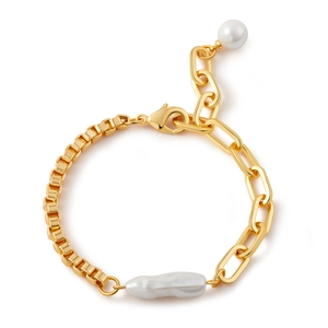 Détail du bracelet à maillons plaqué or 18 carats avec perle baroque et charms perles