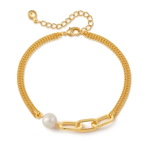 Détail du bracelet double chaîne plaqué or 18 carats avec perle blanche et fermoir réglable