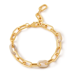 Détail du bracelet plaqué or 18K avec maillons en résine crème et fermoir mousqueton