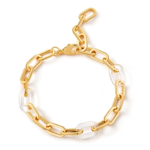 Détail d'un bracelet en plaqué or 18 carats avec maillons en acrylique et fermoir mousqueton