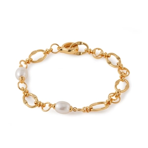 Détail d'un bracelet à maillons plaqué or 18 carats avec deux perles blanches