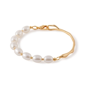 Détail du bracelet avec maillons irréguliers plaqués or 18K et perles d'eau douce