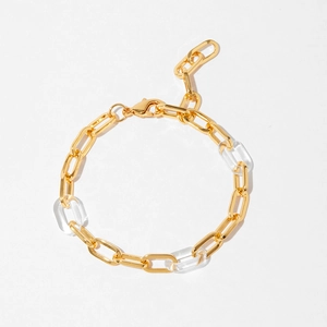 Détail d'un bracelet en chaîne plaqué or 18K avec maillons acryliques et fermoir homard