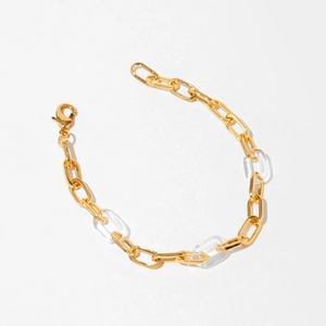 Détail des maillons dorés 18 carats et des perles de verre sur un bracelet vintage