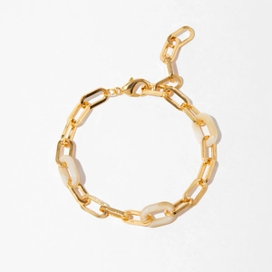 Détail d'un bracelet en chaîne plaqué or 18K avec maillons en résine marbrée et fermoir mousqueton