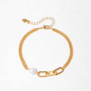 Détail d'un bracelet perle double rang plaqué or 18K avec anneaux ovales imbriqués