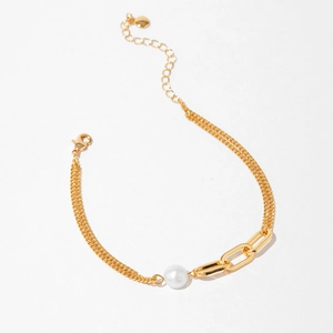 Détail du bracelet multi-rangs plaqué or 18 carats avec perle blanche délicate