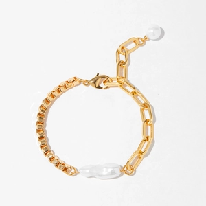 Détail du bracelet plaqué or 18 carats avec perle baroque et chaîne mixte