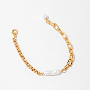 Détail d'un bracelet asymétrique plaqué or 18 carats avec perles baroques et rondes