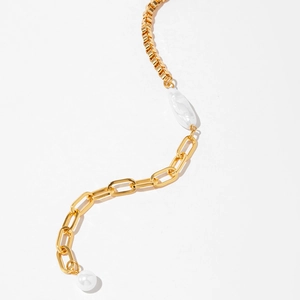 Détail de chaîne plaquée or 18K avec perles baroques et rondes en courbe élégante