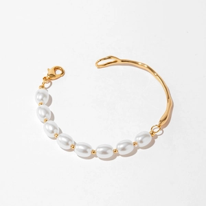 Détail de la barre métallique irrégulière plaquée or 18K et perles sur bracelet élégant