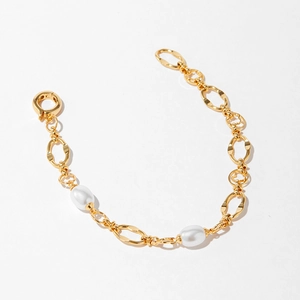 Détail du bracelet plaqué or 18 carats avec perles poires et maillons évidés
