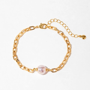 Détail d'un bracelet à chaîne plaqué or 18K avec perle lavande et fermoir mousqueton réglable