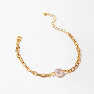 Détail du bracelet maille trombone plaqué or 18K avec une perle ronde et brillante