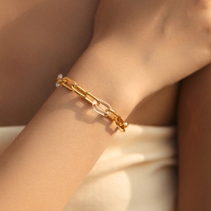 Bracelet chaîne trombone plaqué or 18 carats avec maillons en résine sur poignet