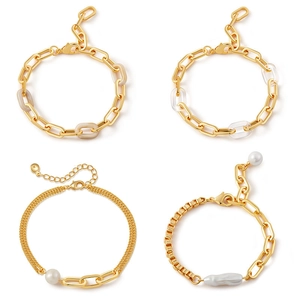 Lot de quatre bracelets plaqués or 18 carats avec perles et maillons en résine sur blanc