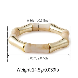 Details des Armbands im Bambus-Stil mit cremefarbenem Marmorharz und Goldmetallrahmen