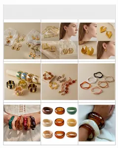 Détail de bagues rétro en résine et boucles d'oreilles dorées tons ambre et ivoire élégants