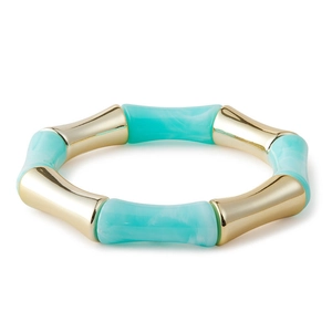 Detail eines Armbands im Bambus-Stil mit goldenem Metall und hellblauem Marmorharz