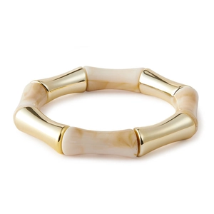 Detail eines Armbanduhr im Bambus-Stil mit Goldmetall und Marmor-Harz-Textur