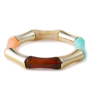 Nahaufnahme des bunten Acryl-Bambusarmbands mit polierten goldenen Metallabschnitten