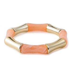 Nahaufnahme des Acryl-Bambus-Armbands mit Goldmetall und orangefarbenem Marmor-Resin