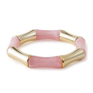 Armreif aus rosa Marmor-Harz und Goldmetall im Bambus-Stil auf weißem Hintergrund