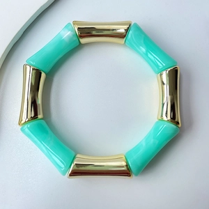 Detail eines elastischen Armbands im Bambus-Stil mit Gold- und Mintsegmenten