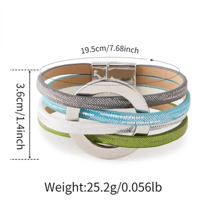 Détail d'un bracelet bohème multicouche en cuir avec fermoir magnétique et anneau argent