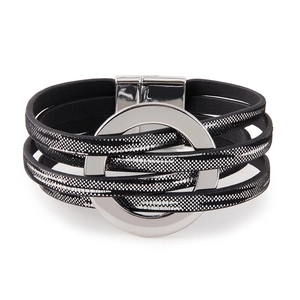 Détail d'un bracelet bohème multicouche avec anneau argenté et fermoir magnétique