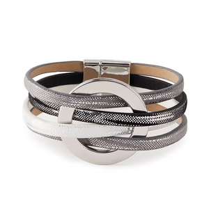 Détail d'un bracelet enveloppant bohème multicouche avec cercle argenté et fermoir aimanté