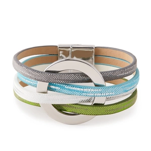 Détail du bracelet bohème multicouche en cuir avec anneau argenté et fermoir magnétique
