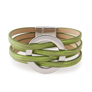 Détail du bracelet multicouche en cuir vert bohème avec fermoir magnétique en métal argenté