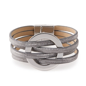 Détail d'un bracelet multi-rangs en cuir anthracite avec un grand anneau argenté poli