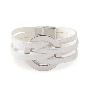 Détail du bracelet multicouche blanc perle de style bohème avec fermoir magnétique