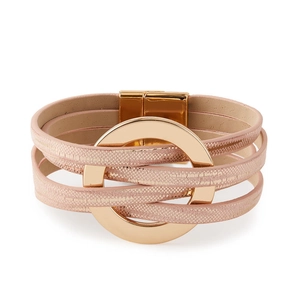 Détail du bracelet multicouche rose scintillant avec fermoir magnétique doré et anneau