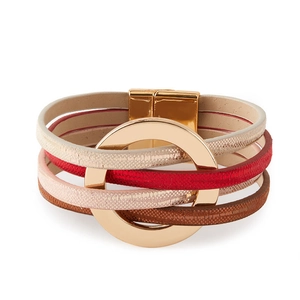Détail du bracelet bohème multicouche en cuir avec anneau doré poli et fermoir magnétique