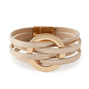 Détail du bracelet bohème multicouche en cuir avec grand anneau doré et fermoir magnétique