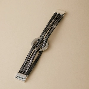 Détail du bracelet bohème multicouche avec anneau rond argenté et fermoir magnétique