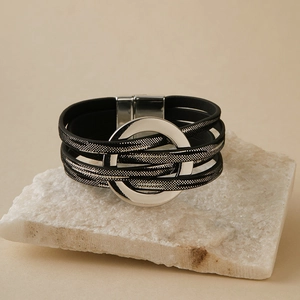 Détail d'un bracelet de style bohème à plusieurs rangs noirs et argentés avec fermoir